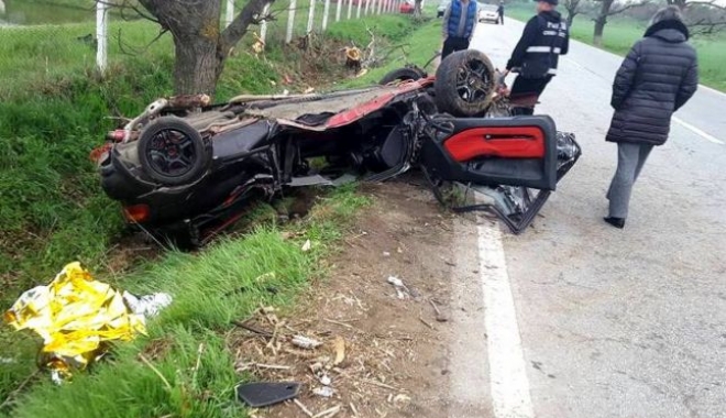IMAGINI ÎNFIORĂTOARE / TRAGEDIE RUTIERĂ. TÂNĂR MORT PE LOC, ÎN MAȘINA ZDROBITĂ DE COPACI - 646x4041-1493729522.jpg