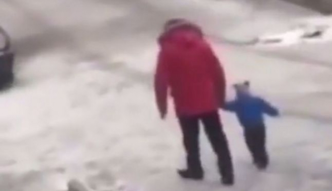 VIDEO ȘOCANT. Și-a lovit fiul cu piciorul, pentru că nu putea să stea pe asfaltul acoperit de gheață. Bărbatul a fost arestat - 646x4041-1512842831.jpg