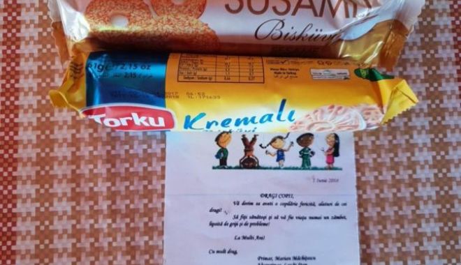 Dulciuri expirate, cadou de la primărie pentru copii. Biscuiții vechi, însoțiți de o felicitare pe care scria: 