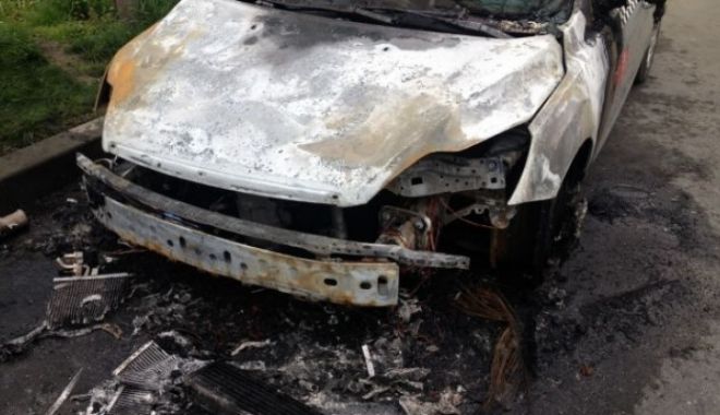 Act criminal! Autoturismul unui fost șef de Poliție, incendiat într-o parcare - 646x40465062100-1519553460.jpg