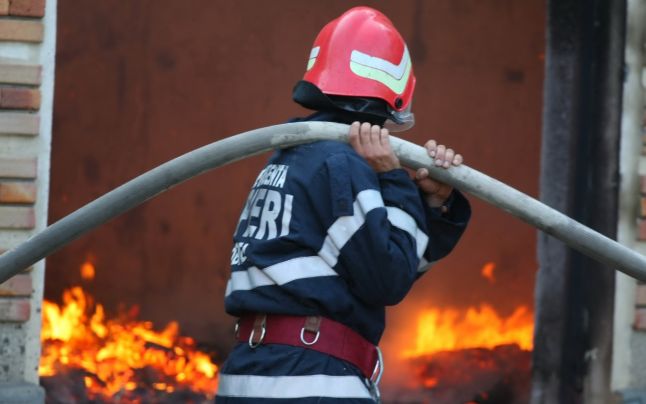 Incendiu la un tablou electric, pe Aleea Muzicii din Constanța. Flăcările s-au extins la fațada blocului - 646x4049-1783678514.webp