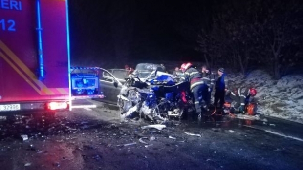 DEZASTRU PE ȘOSEA! Două autoturisme s-au ciocnit frontal, după ce un șofer a adormit la volan - 646x52806841800-1546848662.jpg