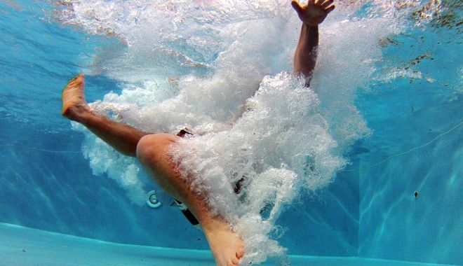 Un tânăr de 21 de ani a ajuns în stare foarte gravă la spital după ce a sărit într-o piscină