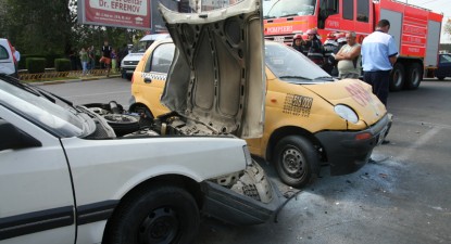 O șoferiță de taxi băută a lovit două mașini oprite la semafor, după care a fugit - 64d8893148a469697146699d112348ae.jpg