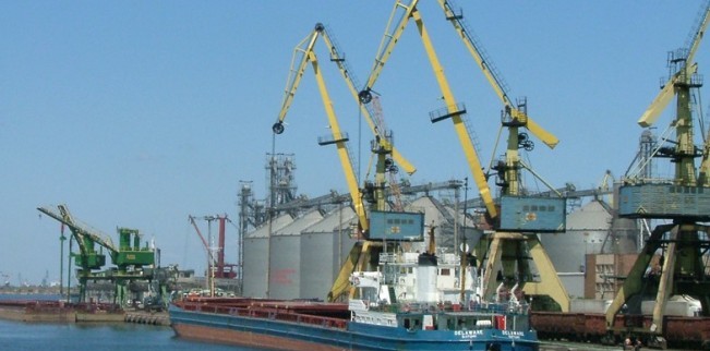 72 nave și-au anunțat sosirea în porturile românești - 651x322zecenaveincarcaucerealedi-1352707573.jpg