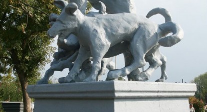Statuia constănțeanului fugărit de maidanezi a fost pusă la pământ - 652f459cee095435e700320336aa415a.jpg
