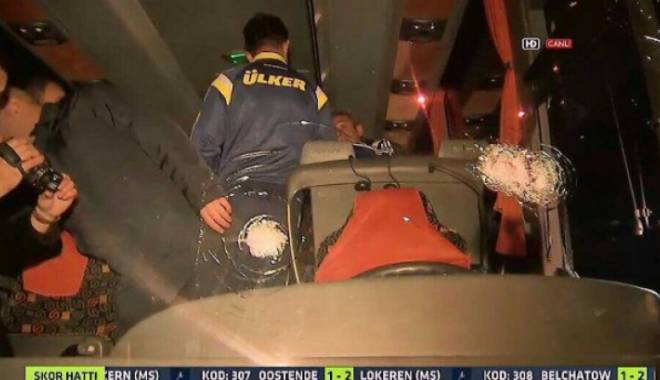VIDEO. Atac armat în Turcia. Autocarul echipei Fenerbahce, atacat cu gloanțe. Șoferul a fost împușcat - 657632sasasa34205900-1428220275.jpg