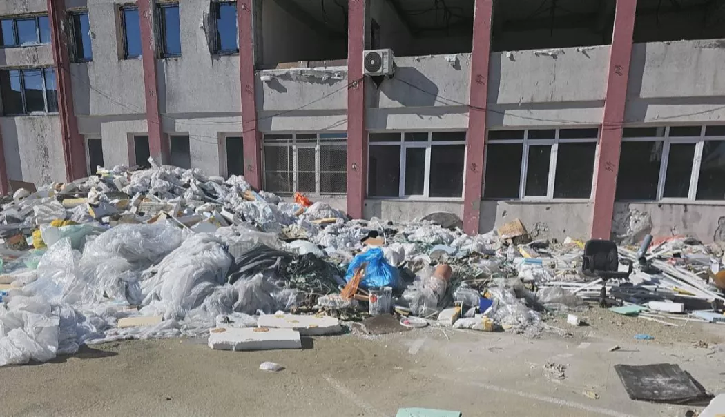 Deșeuri pe șantierul unei cunoscute școli din Constanța. Ce spune șeful Gărzii de Mediu Constanța - 65841959813149291174403024159161-1775038616.webp