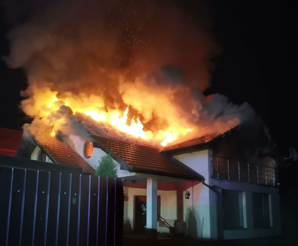 O casă a luat foc la Eforie Nord. Acoperișul casei a fost distrus