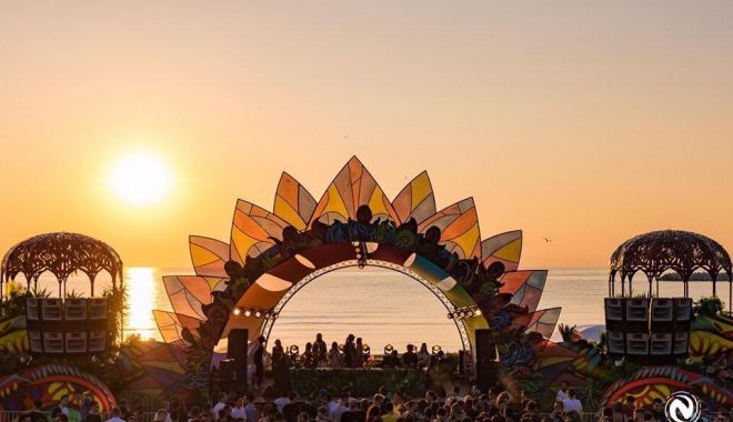 GALERIE FOTO. NEVERSEA 2019. Răsăritul de soare a prins mii de festivalieri pe plajă - 66012589536635270445859841729346-1562398837.jpg