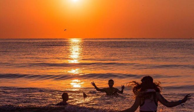 GALERIE FOTO. NEVERSEA 2019. Răsăritul de soare a prins mii de festivalieri pe plajă - 66116860872503633129784920800093-1562398803.jpg
