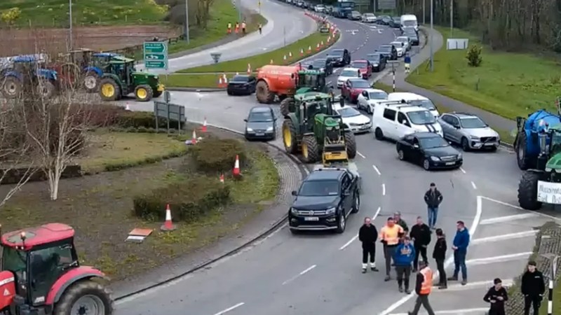 Haos total din cauza prețurilor la combustibil. Proteste, blocaje și intervenții în forță ale poliției
