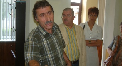 Oamenii se roagă de primar, ca de Dumnezeu - 66940e2515080ed145c0dff8effee483.jpg