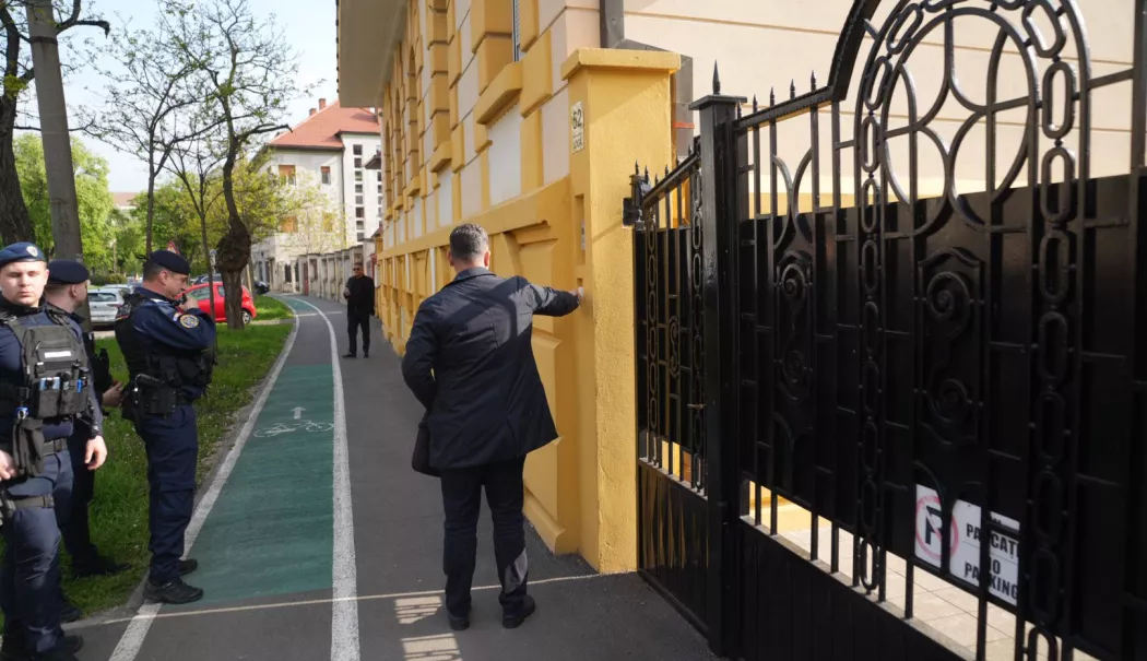 Descindere în forță la o vilă recuperată în instanță. Primarul a intrat cu poliția în imobil - 67077274114805051834449605825068-1776158674.webp
