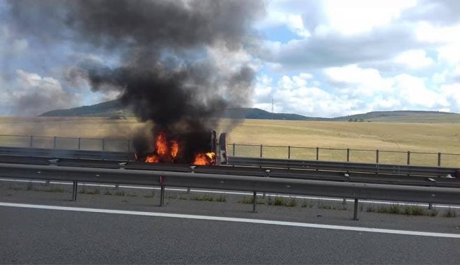 Mașină în flăcări pe Autostradă - 67106509255390979464353447039201-1564047381.jpg