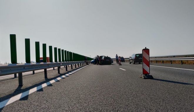 Atenție, șoferi! Trafic blocat pe Autostrada Soarelui, pe sensul spre mare! Două mașini s-au ciocnit - 68735698780040589080254820040325-1566802135.jpg