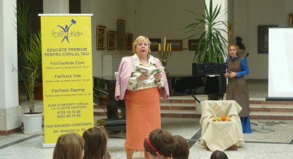 Actrița Rovena Paraschivoi și scriitoarea Cristina Tamaș au dat startul maratonului de lectură - 68f1b1593fb9c9a9d72235f350541e18.jpg
