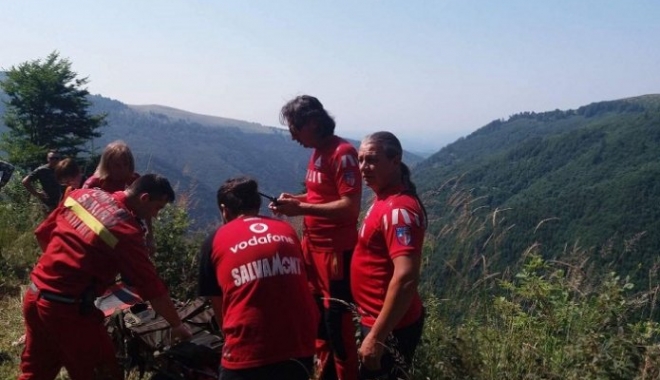 BĂRBAT CĂZUT ÎN RÂPĂ, CU TOT CU UTILAJUL FORESTIER. Ce spune ARAFAT, după misiunea de salvare - 695x015006438753e932874-1500805724.jpg