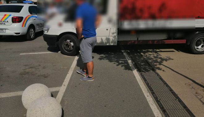 Și-a făcut loc de parcare singur! A mutat bila de beton, pentru a avea loc cu mașina - 69939813668097780335478204022655-1568270255.jpg