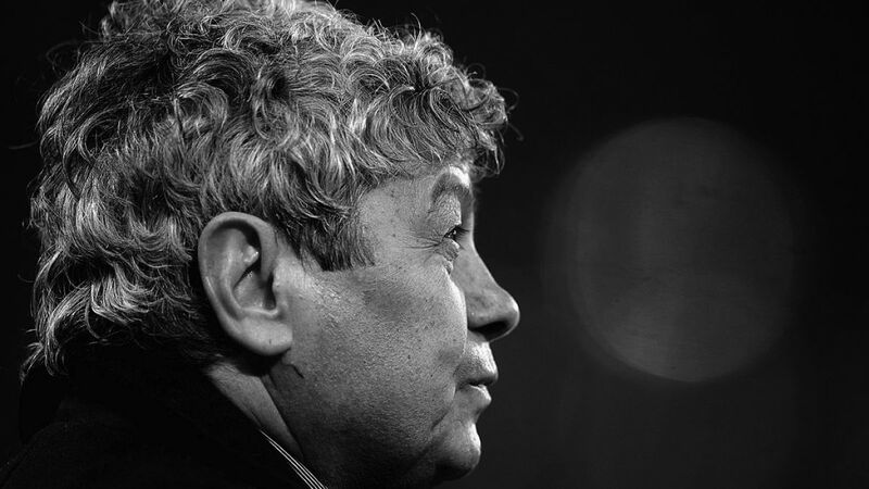 Omagiu emoționant pentru Mircea Lucescu. Suporterii au ridicat un altar la stadionul Corvinul