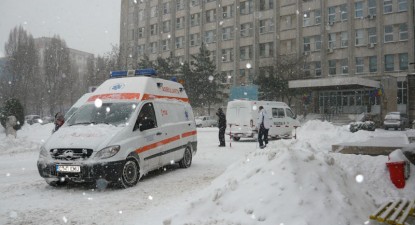 Ambulanțele, însoțite de utilajele de deszăpezire pentru a ajunge la pacienți - 6d12e8af4cb80ddf6309cc89846f16cc.jpg