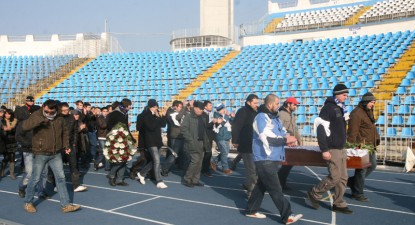 Sicriul cu suporterul Farului, plimbat pe stadion - 6d5f87a0914679b9cb9381d15f3ff09b.jpg