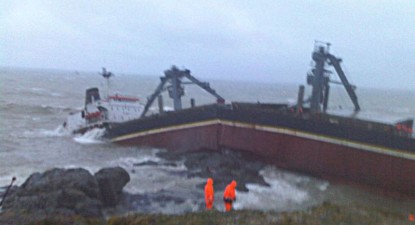 Nava Orçun C, sub pavilion Moldova, a eșuat pe stânci și s-a rupt în două - 6d8a29662fc0c1c0d284b59f906b4c36.jpg