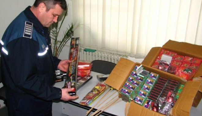 Sute de rachete și petarde interzise, confiscate astăzi de polițiștii constănțeni - 6decembriepetardepirotehnic-1386337662.jpg