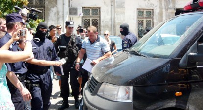 Cei 36 de polițiști de la Rutieră anchetați pentru corupție cer câte 50.000 de lei de la procurori, drept daune morale - 6ea41ef0562bcd2fe65301e6db6104f0.jpg