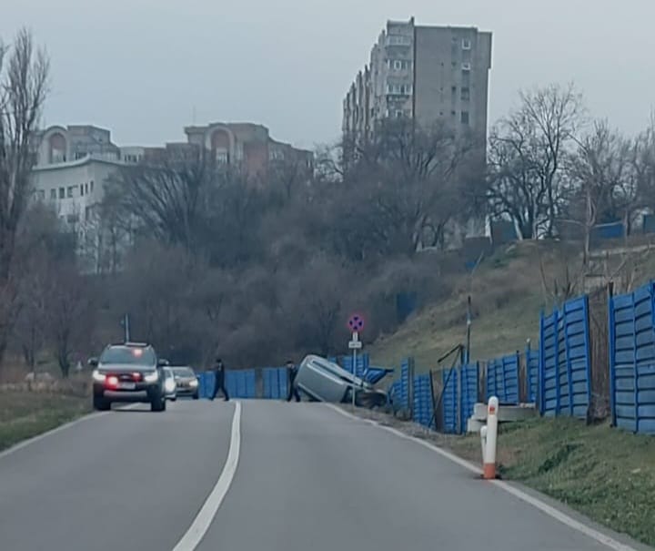 Autoturism răsturnat de pe carosabil, în zona Poarta 3! - 6ee8a539535a40c085a98b216dfda402-1738331005.jpg