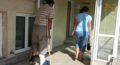 Storși de bani la intrarea în Spitalul Județean - 6f08b009341a1952b8dacc9990cafe94.jpg