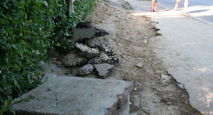 Gropile din trotuarul străzii Traian vor fi astupate, cel mai devreme, la toamnă - 6ffa320038a5b1ae1af5d517d9d68f5a.jpg