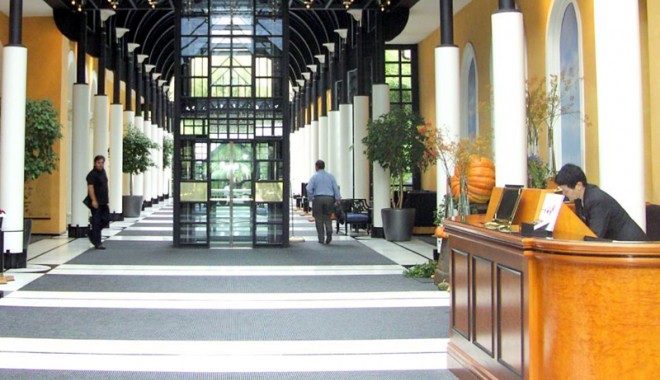 Doi ardeleni la hotel... - 6iuliedoiardeleni2-1309963782.jpg
