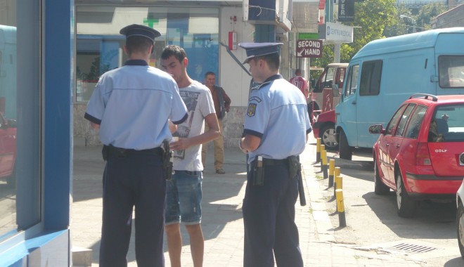 RAZIE ÎN PIAȚA GRIVIȚEI / Polițiștii au legitimat sute de romi și au aplicat zeci de amenzi - 6septembrierezultateraziegrivite-1346941945.jpg