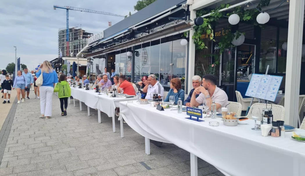 Record culinar în Portul Tomis! Borș pescăresc de o tonă, servit gratuit la cea mai lungă masă din Constanța
