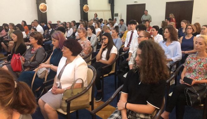 Elevii de 10 ai Constanței, premiați de primărie - 70895047767163727072576812550702-1568794351.jpg