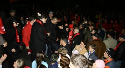 Mircea Geoană a încercat, sâmbătă, să își pescuiască alegătorii în Piața CET - 71157dd3e84690dc57d6b9eb9a7ac783.jpg