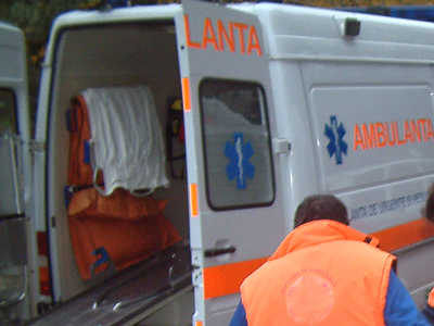 Tânăr băut, cu mașina în copac - 7131229337598ambulantaseara-1331062452.jpg