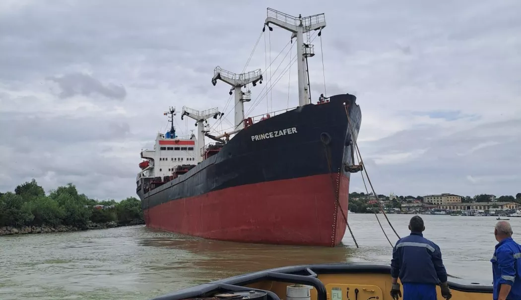 Incident pe Dunăre! Cu motorul principal avariat, nava MV Prince Zafer a scufundat un ponton