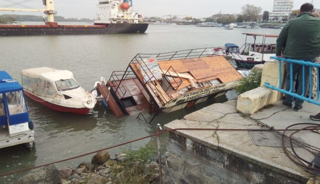 Incident! O navă s-a izbit de un ponton. Polițiștii efectuează cercetări - 72960673220688406628097330146740-1572424661.jpg