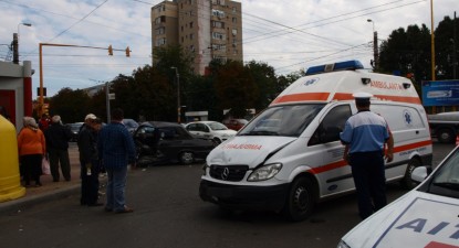 Impact între o ambulanță și o Dacia, în intersecția de la Pod Butelii - 72e43e24b782f23fb1867ebd26d2980f.jpg