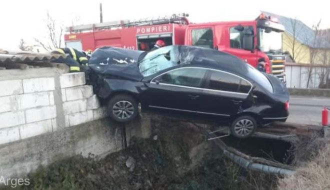 O femeie a lovit mortal cu maşina un cal şi a ajuns la spital după ce a intrat într-un gard
