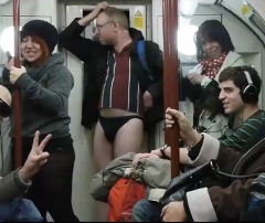 Video | S-au plimbat cu metroul în chiloți - 7484728bb6143fab2b06d120d52ef5dc.jpg