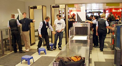 Polițiștii de pe aeroportul Domodedovo estorcau pasagerii de bani - 75a5c32de4feda13bec18dcd8e2b0f37.jpg