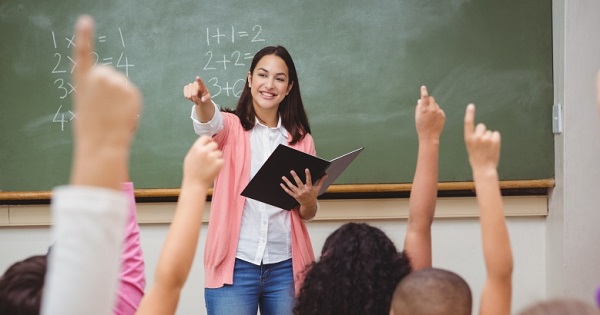 Profesorii vor încasa prima de carieră didactică și profesională