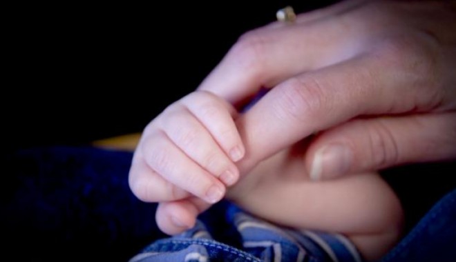 Bebeluș mort la o zi după externare. Părinții spun că medicii au greșit diagnosticul! - 76837momandbabyholdinghands62038-1351232625.jpg