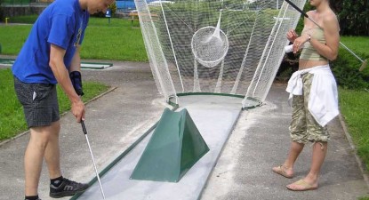 Turiștii îl imită pe Tiger Woods și joacă mini-golf - 77571a77fec6146235e6462999c43bf9.jpg