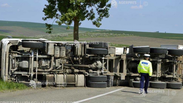 Camion încărcat cu butelii cu butan, răsturnat - 776973830285800-1539346991.jpg