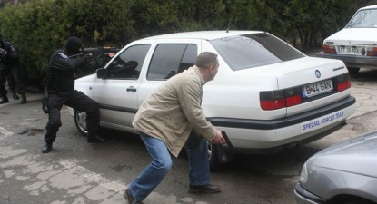 Șapte focuri de armă pentru oprirea unui șofer fără permis - 78325473f13531c07a439dedbaade20d.jpg