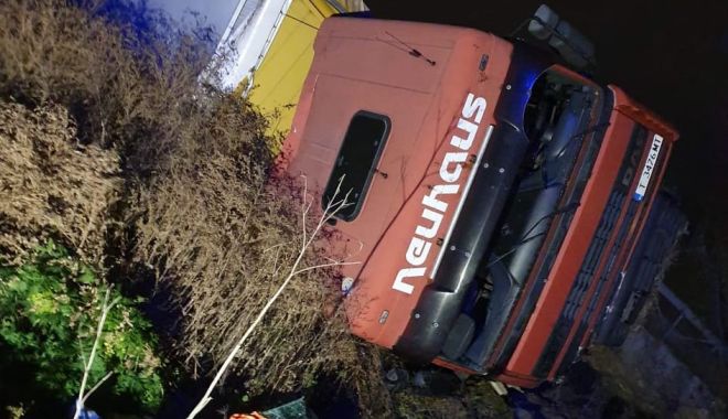 Accident rutier în portul Agigea! Un tir s-a răsturnat - 78870122273125477361823776136743-1576136306.jpg